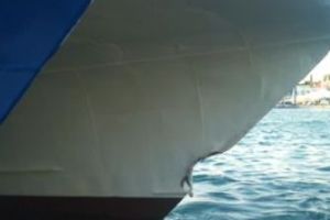 Silba, 13. lipnja 2011. - oštećenje na pramčanome dijelu katamarana nastalo prilikom udara u rivu zbog kvara na upravljačkim komandama broda